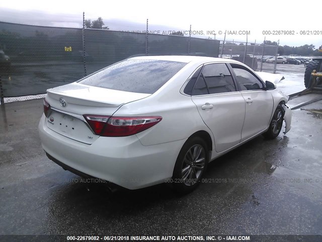 4T1BF1FK2HU447709 - 2017 TOYOTA CAMRY LE/XLE/SE/XSE WHITE photo 4