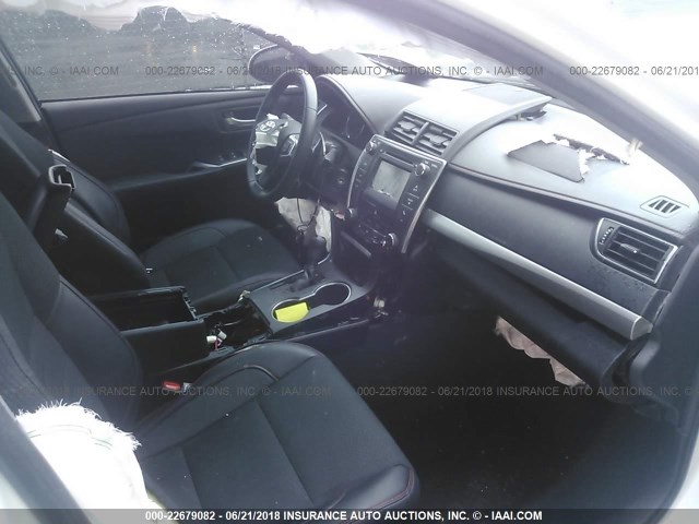 4T1BF1FK2HU447709 - 2017 TOYOTA CAMRY LE/XLE/SE/XSE WHITE photo 5