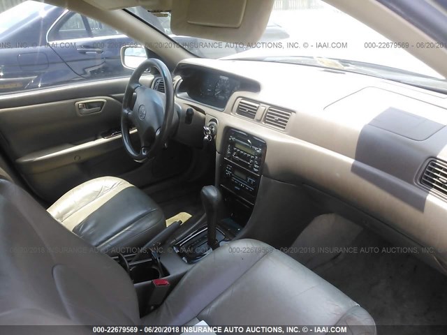 4T1BF28KXYU956384 - 2000 TOYOTA CAMRY LE/XLE BEIGE photo 5