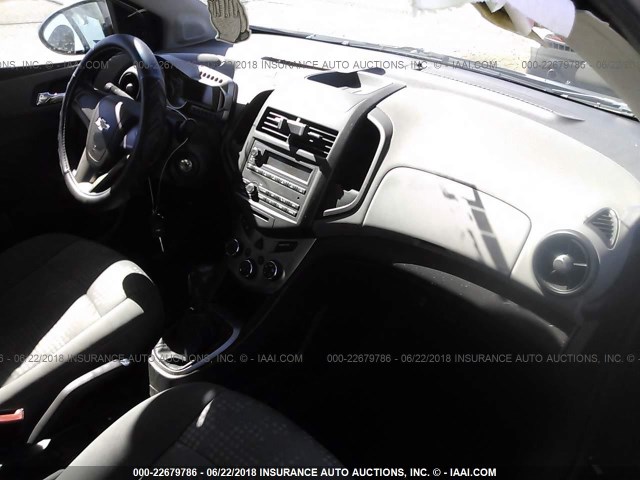 1G1JB5SH1C4149649 - 2012 CHEVROLET SONIC LS შავი ფოტო 5