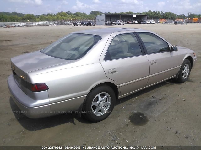 4T1BG22K3WU277043 - 1998 TOYOTA CAMRY CE/LE/XLE GOLD photo 4