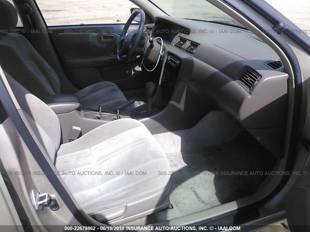 4T1BG22K3WU277043 - 1998 TOYOTA CAMRY CE/LE/XLE GOLD photo 5