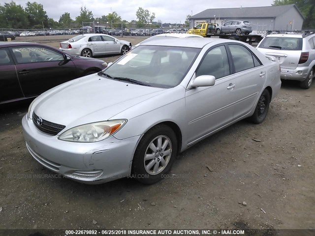 4T1BF32K82U531865 - 2002 TOYOTA CAMRY LE/XLE/SE ვერცხლისფერი ფოტო 2