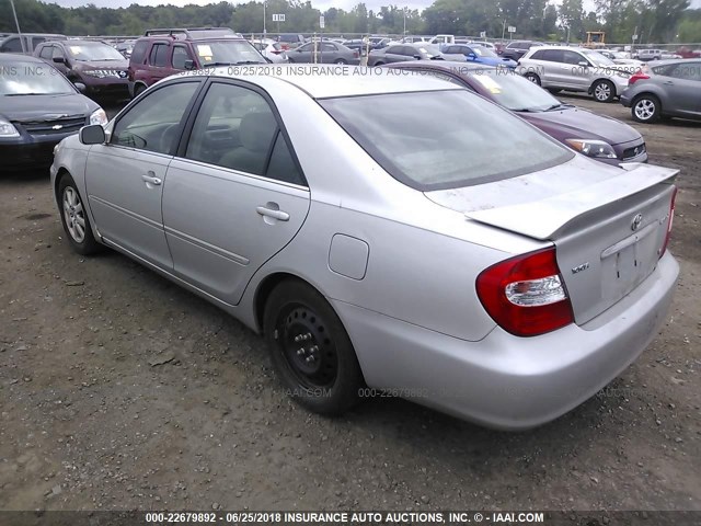 4T1BF32K82U531865 - 2002 TOYOTA CAMRY LE/XLE/SE ვერცხლისფერი ფოტო 3