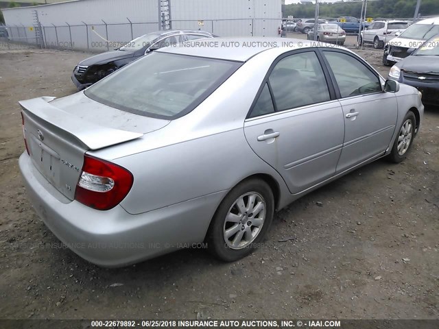 4T1BF32K82U531865 - 2002 TOYOTA CAMRY LE/XLE/SE ვერცხლისფერი ფოტო 4