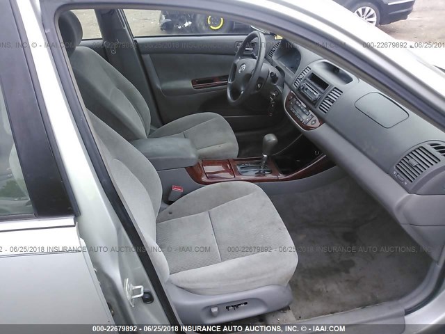 4T1BF32K82U531865 - 2002 TOYOTA CAMRY LE/XLE/SE ვერცხლისფერი ფოტო 5