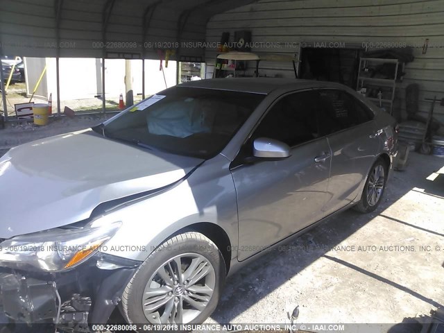 4T1BF1FK6GU216522 - 2016 TOYOTA CAMRY LE/XLE/SE/XSE 银色 照片 2