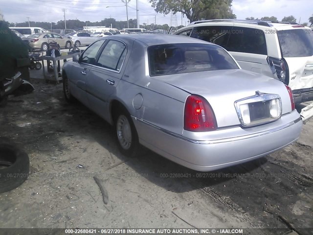 1LNHM81W7YY923965 - 2000 LINCOLN TOWN CAR EXECUTIVE GRAY photo 3