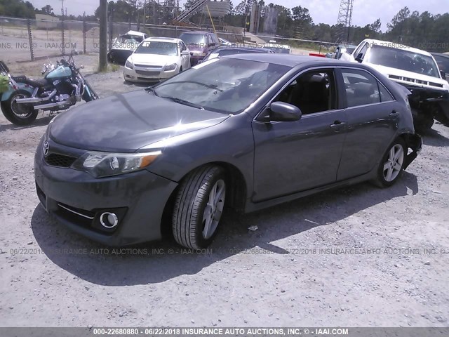 4T1BF1FKXCU202956 - 2012 TOYOTA CAMRY SE/LE/XLE ნაცრისფერი ფოტო 2