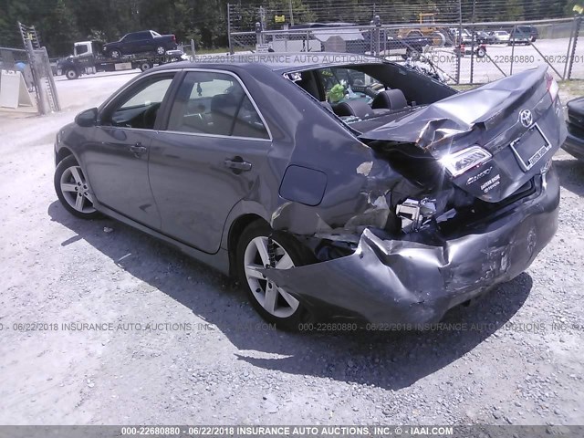 4T1BF1FKXCU202956 - 2012 TOYOTA CAMRY SE/LE/XLE ნაცრისფერი ფოტო 3