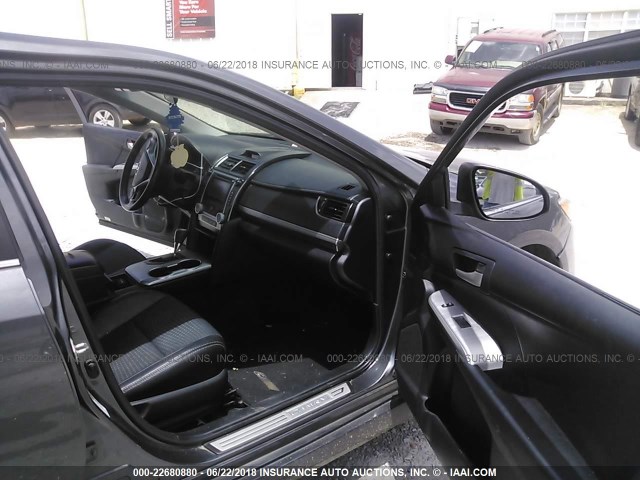 4T1BF1FKXCU202956 - 2012 TOYOTA CAMRY SE/LE/XLE ნაცრისფერი ფოტო 5