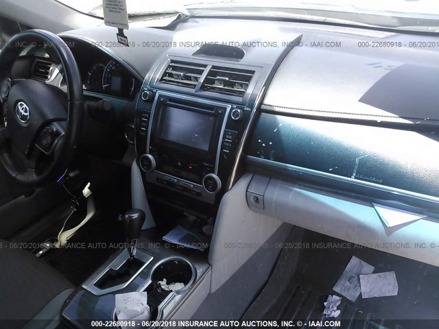 4T1BD1FK7EU137072 - 2014 TOYOTA CAMRY HYBRID/LE/XLE 灰色 照片 5