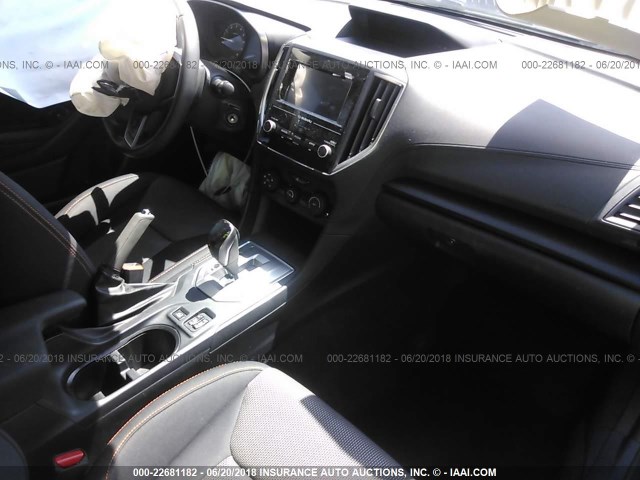 JF2GTADC3JH229390 - 2018 SUBARU CROSSTREK PREMIUM ნაცრისფერი ფოტო 5