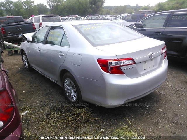 4T4BF1FK6ER422930 - 2014 TOYOTA CAMRY L/SE/LE/XLE SILVER photo 3