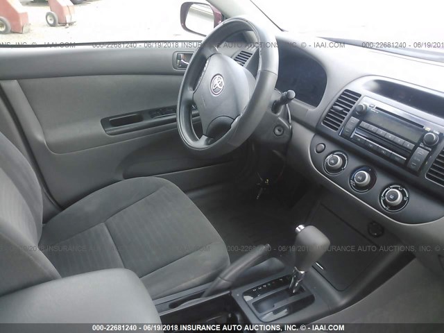 4T1BE32K35U040885 - 2005 TOYOTA CAMRY LE/XLE/SE იასამნისფერი ფოტო 5