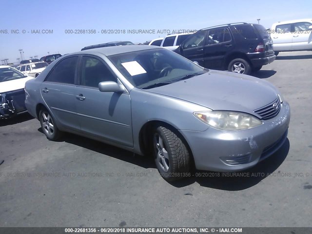 4T1BF32K05U620737 - 2005 TOYOTA CAMRY LE/XLE/SE ვერცხლისფერი ფოტო 1