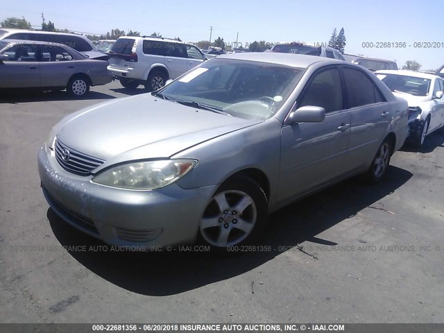 4T1BF32K05U620737 - 2005 TOYOTA CAMRY LE/XLE/SE ვერცხლისფერი ფოტო 2