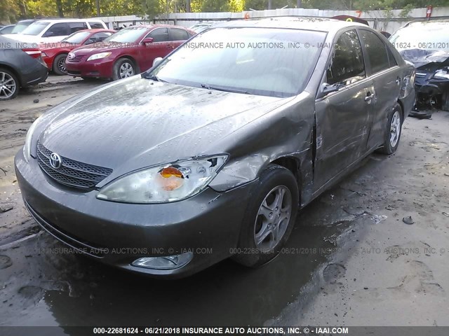 4T1BE32K02U510804 - 2002 TOYOTA CAMRY LE/XLE/SE ნაცრისფერი ფოტო 2