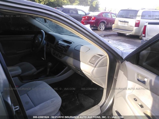 4T1BE32K02U510804 - 2002 TOYOTA CAMRY LE/XLE/SE ნაცრისფერი ფოტო 5