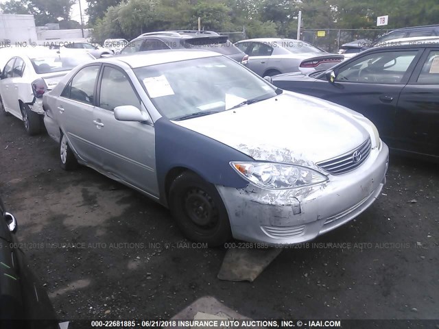 4T1BE32K95U005462 - 2005 TOYOTA CAMRY LE/XLE/SE SILVER photo 1