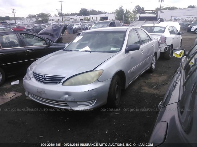 4T1BE32K95U005462 - 2005 TOYOTA CAMRY LE/XLE/SE ვერცხლისფერი ფოტო 2