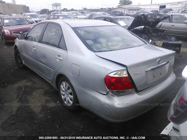 4T1BE32K95U005462 - 2005 TOYOTA CAMRY LE/XLE/SE ვერცხლისფერი ფოტო 3