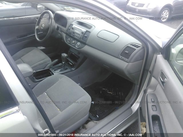 4T1BE32K95U005462 - 2005 TOYOTA CAMRY LE/XLE/SE ვერცხლისფერი ფოტო 5