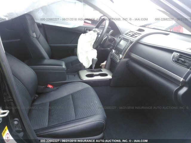 4T1BF1FK5EU454763 - 2014 TOYOTA CAMRY L/SE/LE/XLE Qara foto 5