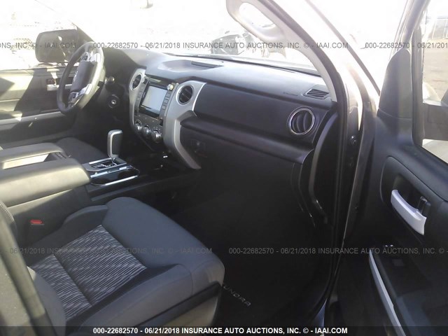 5TFRM5F12JX123395 - 2018 TOYOTA TUNDRA DOUBLE CAB SR/SR5 GRAY photo 5