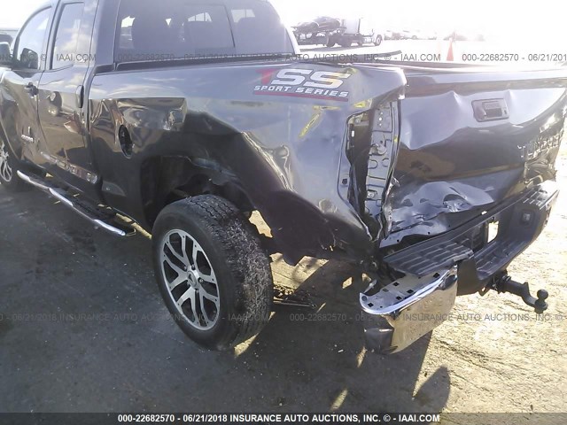 5TFRM5F12JX123395 - 2018 TOYOTA TUNDRA DOUBLE CAB SR/SR5 GRAY photo 6