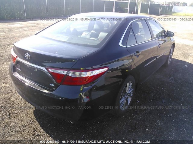 4T1BF1FK2HU302122 - 2017 TOYOTA CAMRY LE/XLE/SE/XSE BLACK photo 4