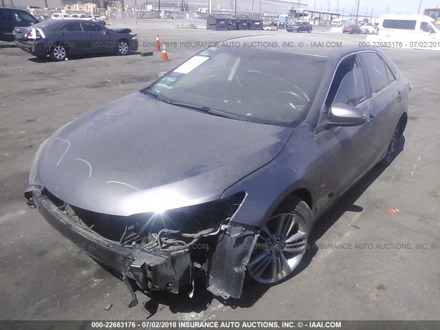 4T1BF1FK3FU003705 - 2015 TOYOTA CAMRY LE/XLE/SE/XSE GRAY photo 2