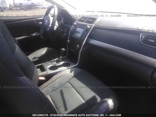 4T1BF1FK3FU003705 - 2015 TOYOTA CAMRY LE/XLE/SE/XSE GRAY photo 5