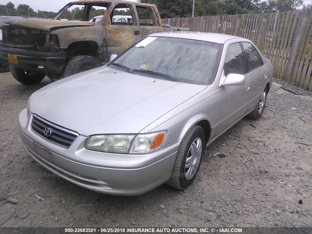 JT2BG22K610595817 - 2001 TOYOTA CAMRY CE/LE/XLE SILVER photo 2