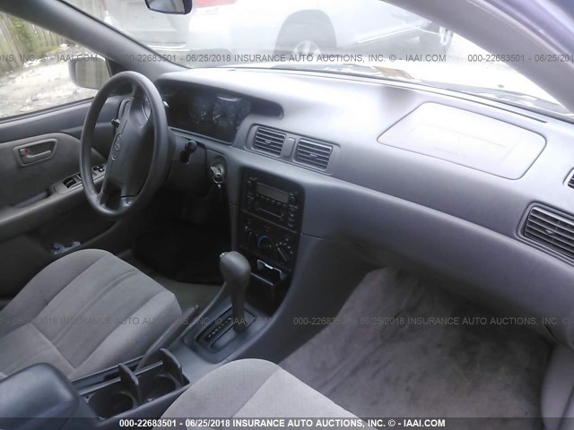 JT2BG22K610595817 - 2001 TOYOTA CAMRY CE/LE/XLE SILVER photo 5