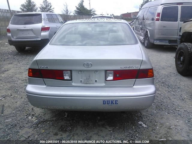 JT2BG22K610595817 - 2001 TOYOTA CAMRY CE/LE/XLE SILVER photo 6