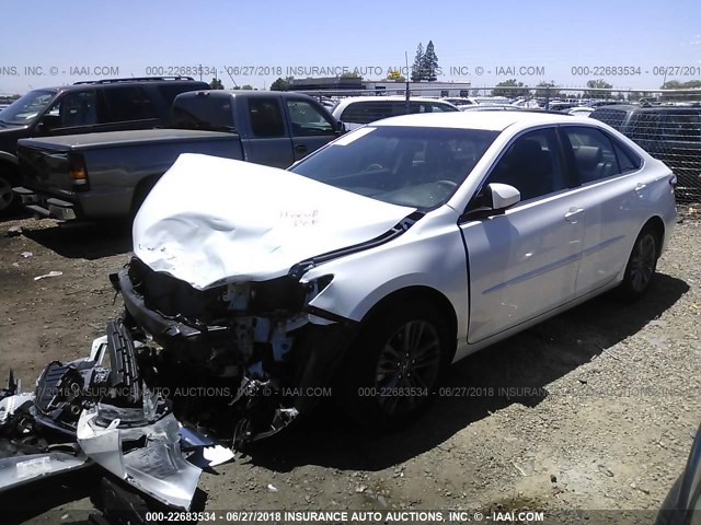 4T1BF1FK7HU410414 - 2017 TOYOTA CAMRY LE/XLE/SE/XSE WHITE photo 2