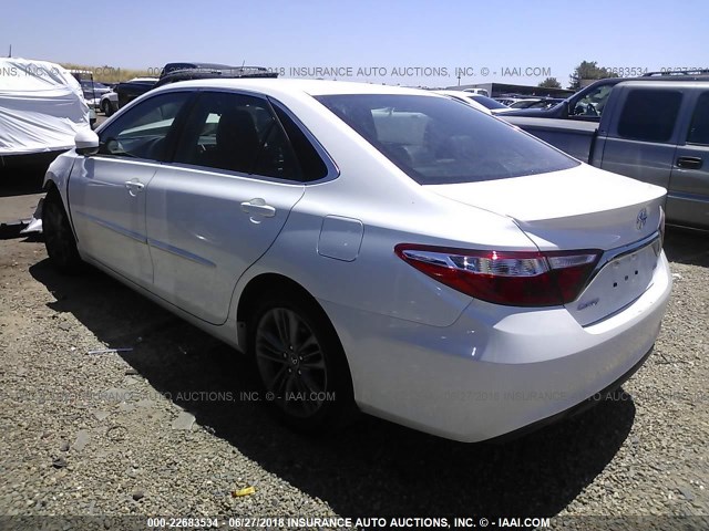 4T1BF1FK7HU410414 - 2017 TOYOTA CAMRY LE/XLE/SE/XSE WHITE photo 3