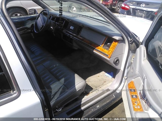 1LNLM81W7PY741546 - 1993 LINCOLN TOWN CAR EXECUTIVE SILVER photo 5