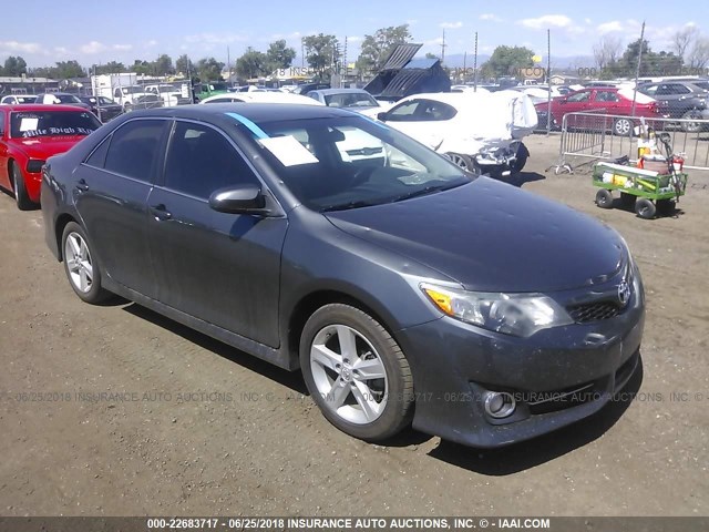 4T1BF1FK6DU213213 - 2013 TOYOTA CAMRY L/SE/LE/XLE 灰色 照片 1