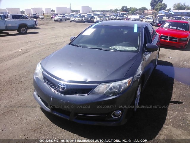 4T1BF1FK6DU213213 - 2013 TOYOTA CAMRY L/SE/LE/XLE 灰色 照片 2