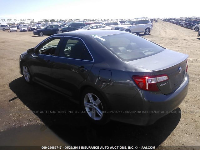 4T1BF1FK6DU213213 - 2013 TOYOTA CAMRY L/SE/LE/XLE 灰色 照片 3