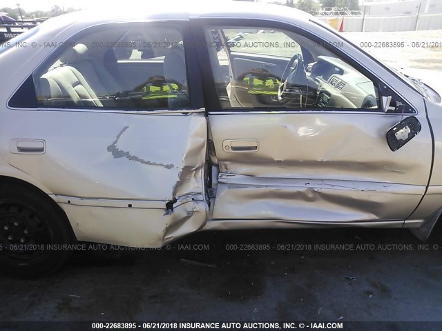 JT2BG22K7Y0432510 - 2000 TOYOTA CAMRY CE/LE/XLE ოქროსფერი ფოტო 6