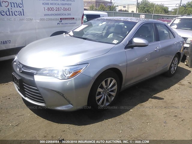 4T1BF1FK8FU976627 - 2015 TOYOTA CAMRY LE/XLE/SE/XSE SILVER photo 2