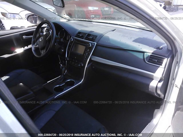 4T1BF1FK1GU186586 - 2016 TOYOTA CAMRY LE/XLE/SE/XSE SILVER photo 5