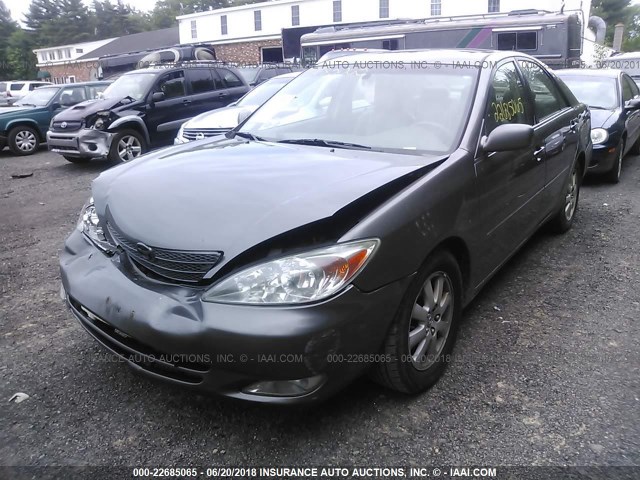 4T1BF30K04U578992 - 2004 TOYOTA CAMRY LE/XLE/SE ნაცრისფერი ფოტო 2