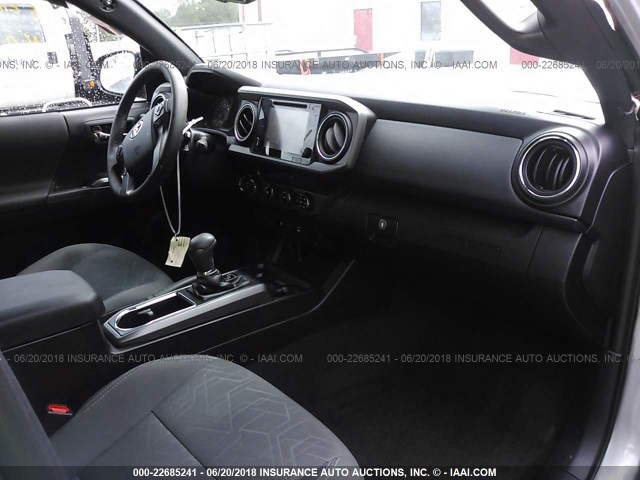 5TFCZ5AN4HX075345 - 2017 TOYOTA TACOMA DBL CAB/SR/TRDSPT/OR/PRO ვერცხლისფერი ფოტო 5