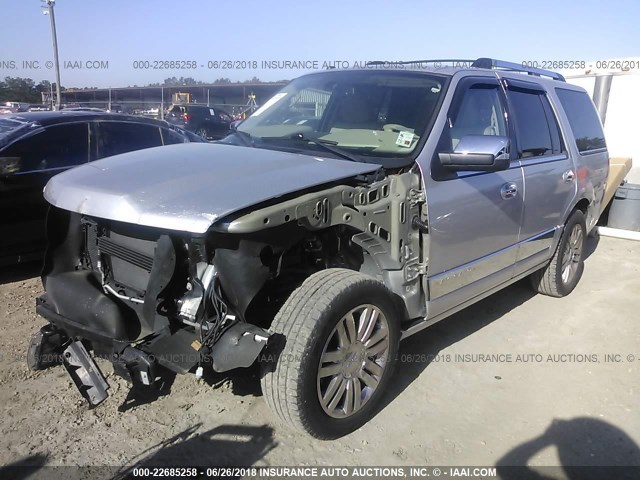 5LMJJ2H58CEL04528 - 2012 LINCOLN NAVIGATOR SILVER photo 2