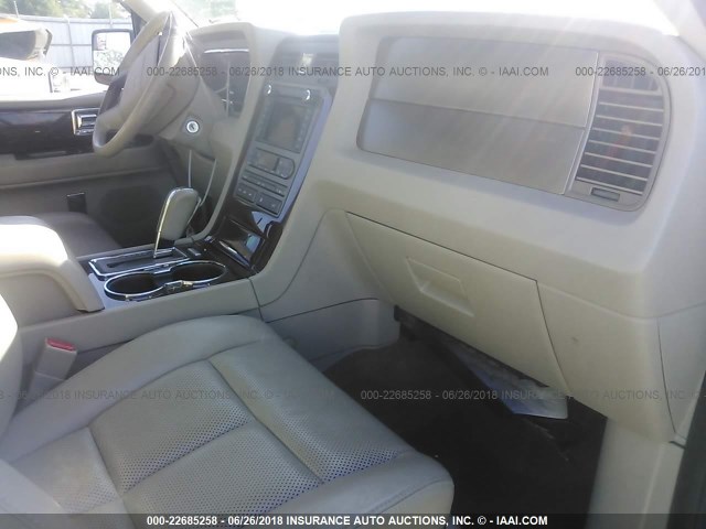 5LMJJ2H58CEL04528 - 2012 LINCOLN NAVIGATOR SILVER photo 5