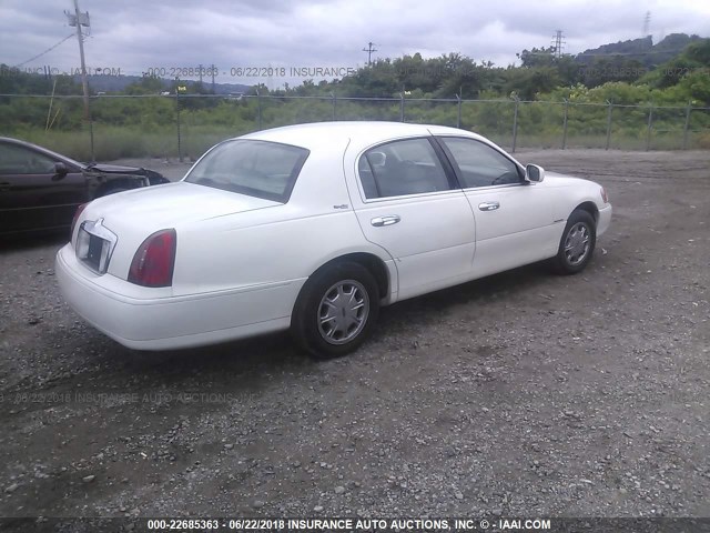 1LNHM82W6XY617921 - 1999 LINCOLN TOWN CAR SIGNATURE WHITE photo 4